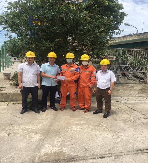 Xí nghiệp Dịch vụ Điện lực Thanh Hoá chăm lo sức khoẻ người lao động trong điều kiện nắng nóng và bùng phát dịch Covid-19